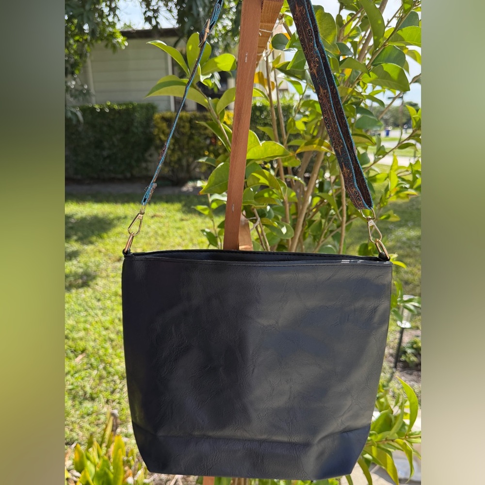 Vintage Solid Color Leather/Crossbody Bag In Black - Picture 8 of 11